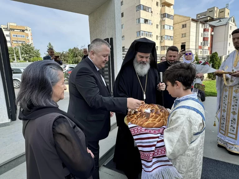 Prefectul județului, Daniel Onofrei, alături de PS Ignatie, Episcopul Hușilor, în cea de-a treia zi de Paște