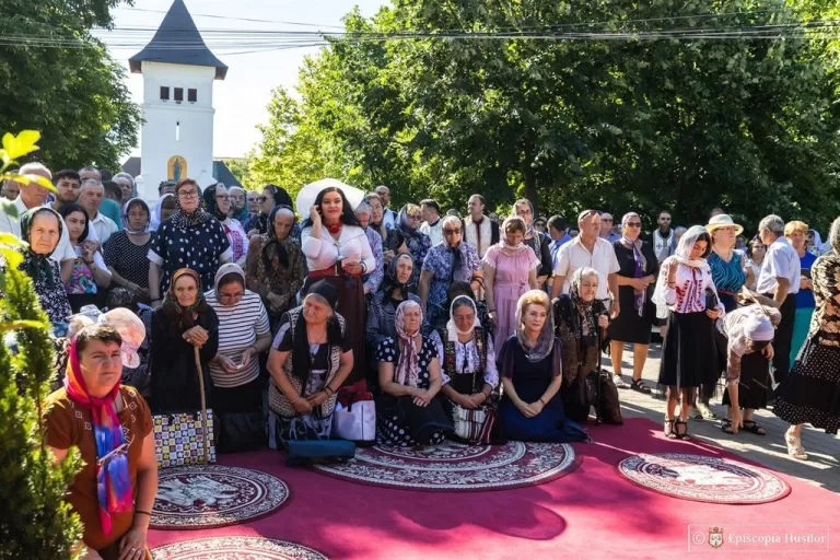 Sute de credincioși din toată Moldova au participat la Hramul Episcopiei Hușilor. Părintele Beregoi a primit Crucea Patriarhală