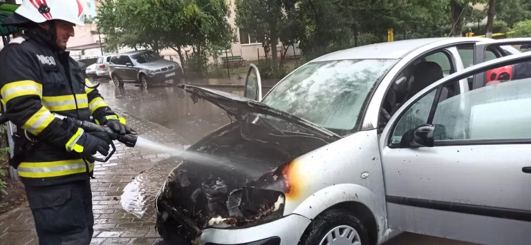 Un autoturism s-a aprins în mers, pe strada Vasile Pârva,n, la Bârlad (FOTO, VIDEO)