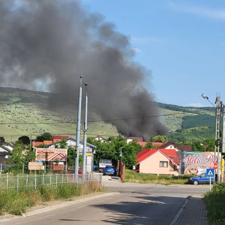 ACUM Ard case în suburbia Moara Grecilor! Nori mari de fum s-au risipit peste cartier