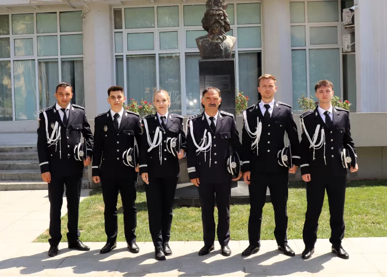 Cinci noi ofițeri, la Inspectoratul de Poliție Județean, S-au pozat alături de șeful IPJ Vaslui