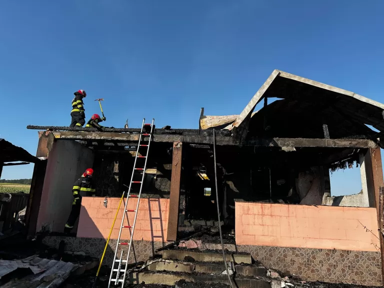 O casă a ars din temelii la Tăcuta, misiune dificilă pentru pompieri