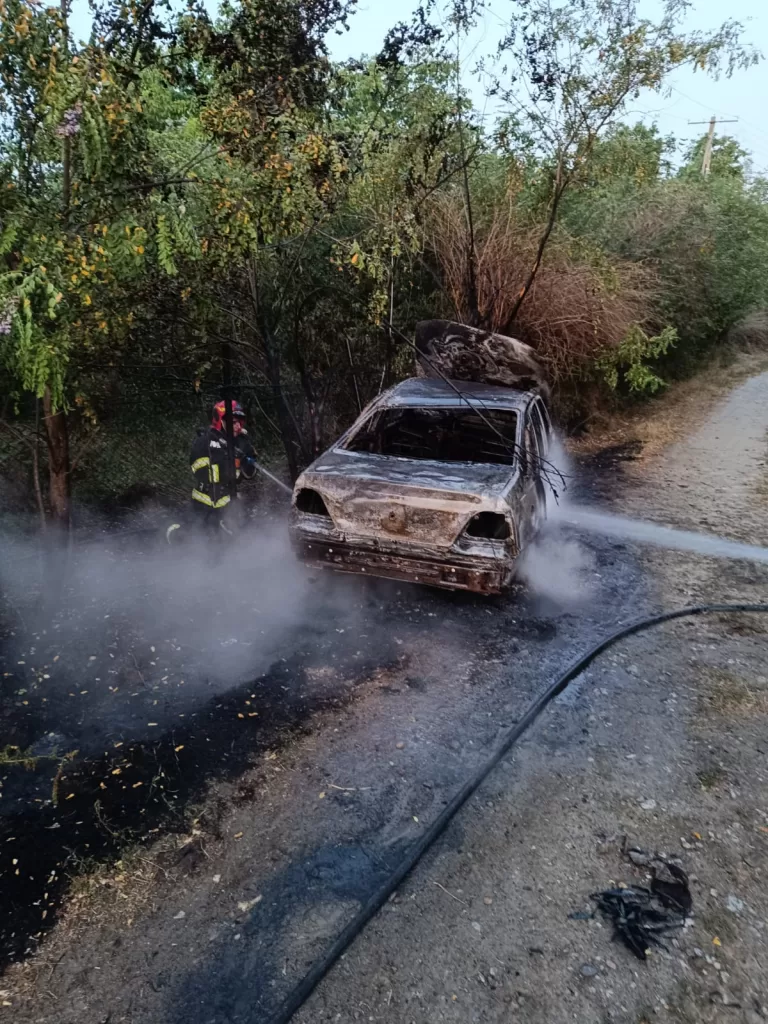 Mașină în flăcări în satul Vinețești, comuna Oltenești