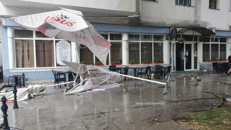 ACUM în centrul Vasluiului: terasă măturată de rafalele de vânt și ploaie!