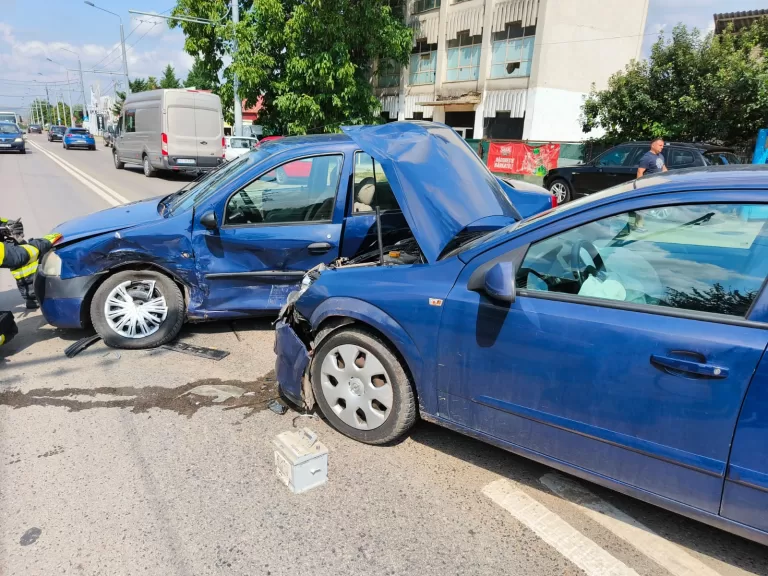 Accident cu două victime, la Vaslui, două Loganuri s-au făcut praf