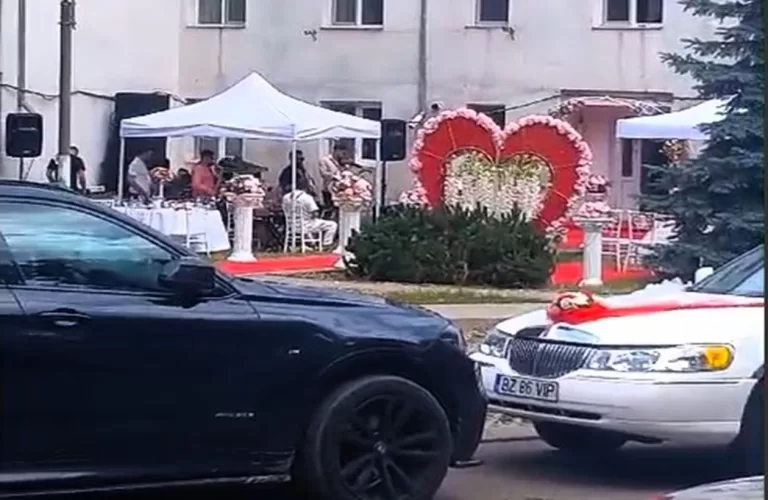 VIDEO Nunta anului, la Vaslui. Cu limuzină la scară, miri și muzică dată la maxim, în fața blocului