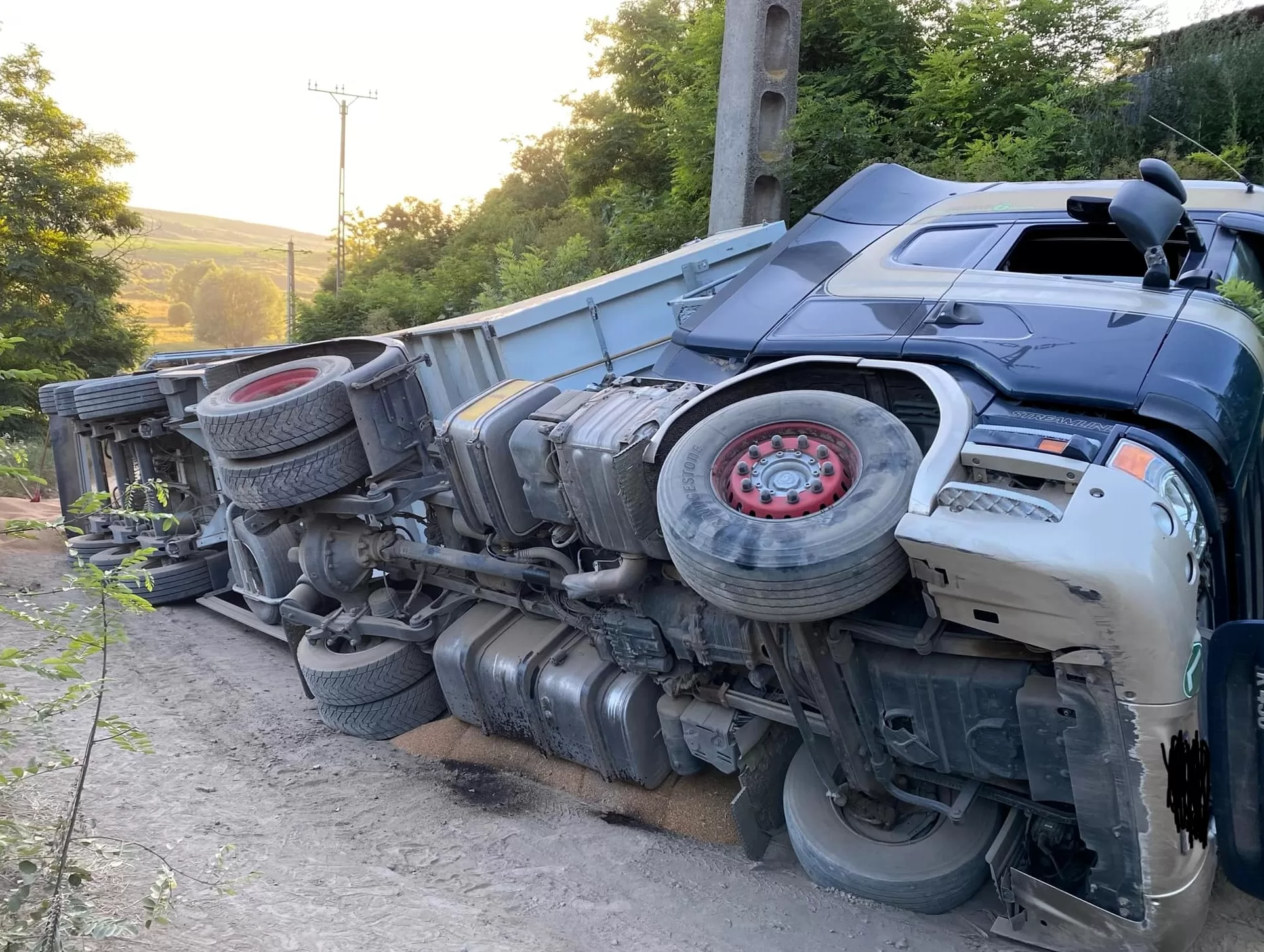 accident camion bunesti 2 jpg