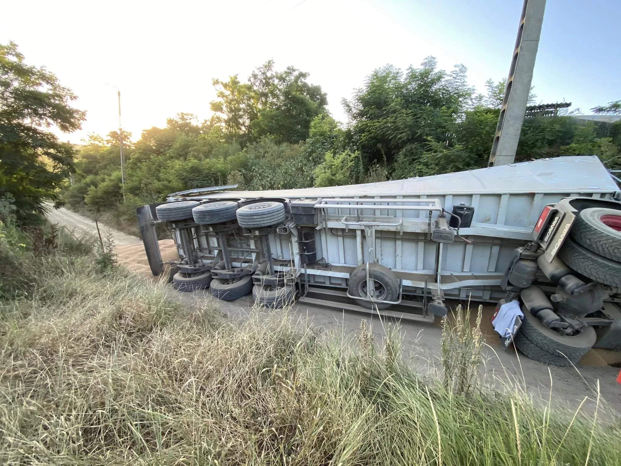 accident camion bunesti 3 jpg