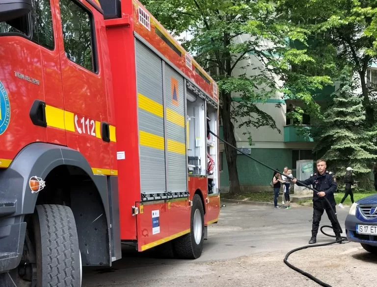 UPDATE Incendiul de la ieșirea spre Mărășeni a fost stins, un autoturism a fost distrus de flăcări