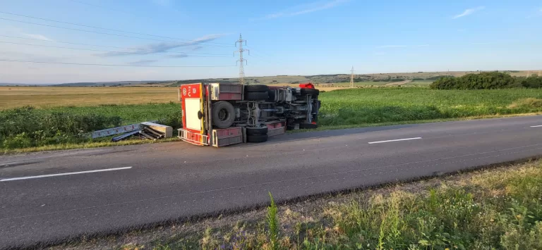 UPDATE Mașină de la ISU, accident pe drumul județean Roșiești Gară-Vutcani