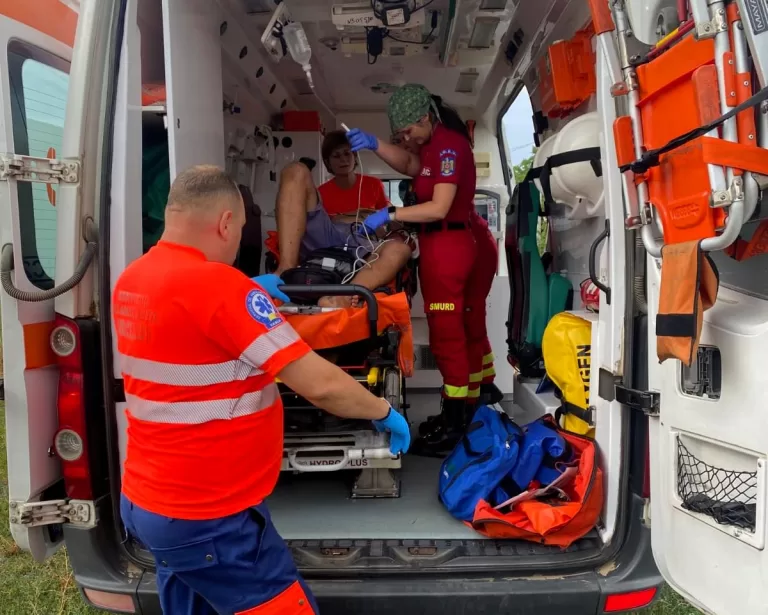 Accident grav la Tutova, două autoturisme s-au ciocnit frontal