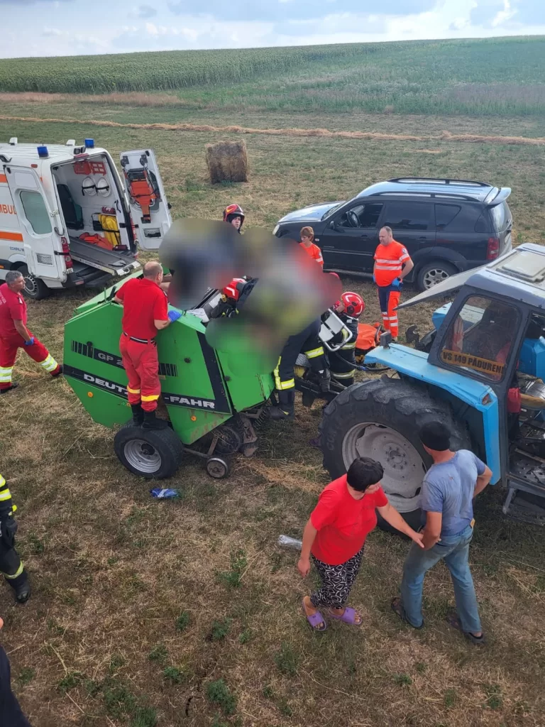 VIDEO Accident teribil la Pădureni. Bărbat prins în balotieră, a fost chemat elicopterul SMURD