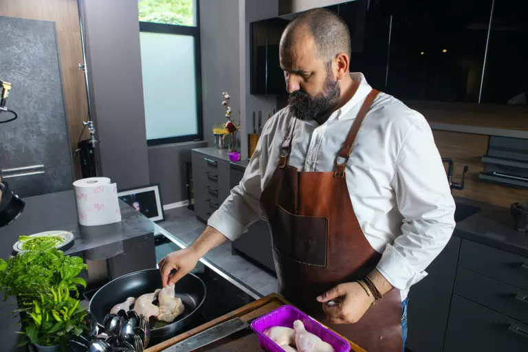 10 cursuri de gătit carne de pui cu Chef Adi Hădean: de luni, începe concursul Familia Safir