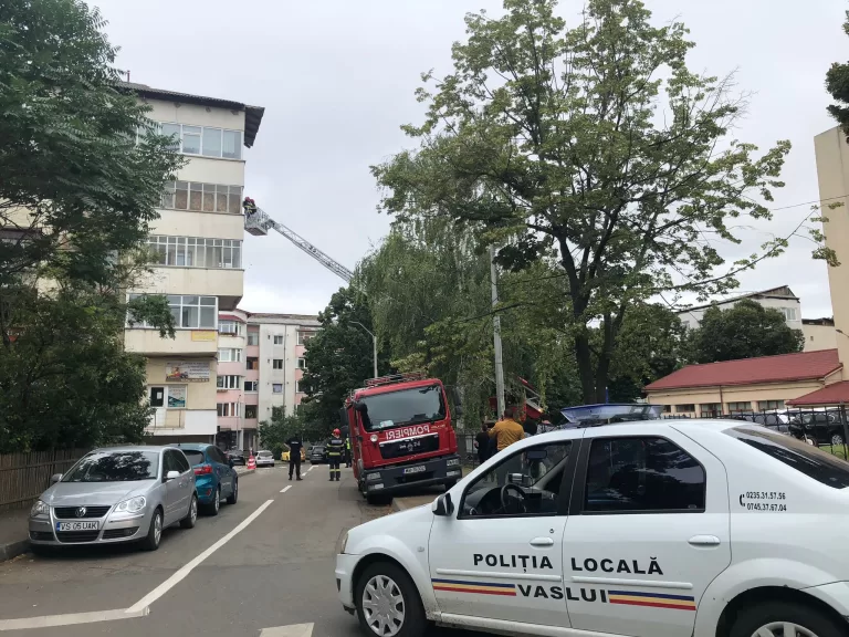 A căzut fațada de pe blocul Corevas, la doi pași de primăria Vaslui. Nu sunt pagube, nici victime