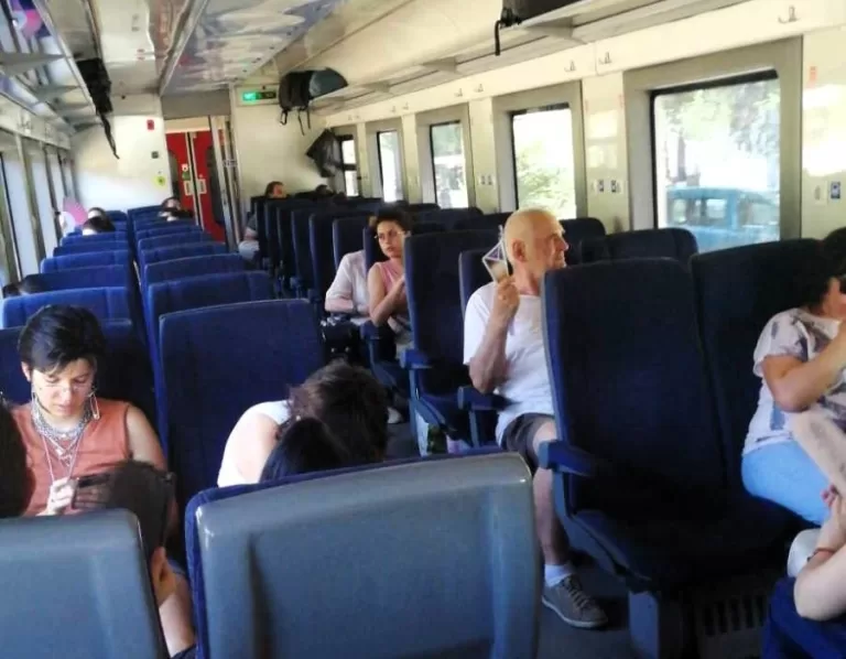 Coșmar în trenul Iași-București Nord, sunt peste 40 de grade în vagoanele de clasa a II-a