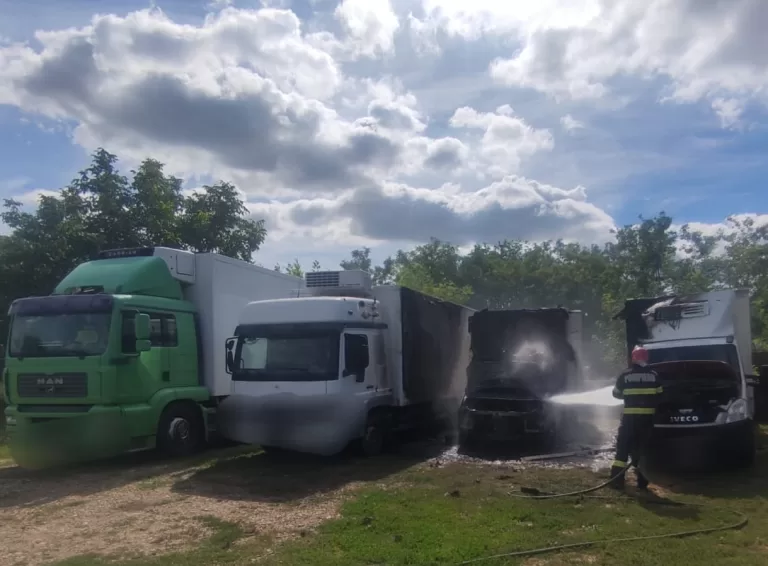 Incendiu la depozitul Banyolas, din Bârlad. Trei mașini au fost cuprinse de flăcări (VIDEO)