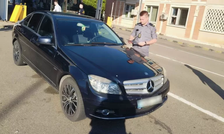 Un șofer a rămas fără Mercedesul de 7.000 de euro, la Vama Albița.