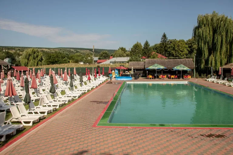 Polițist de frontieră, în stare gravă la spital. Dramă la piscina din Pădureni