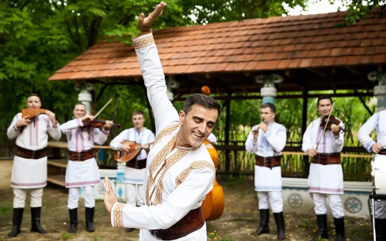 Ansamblul ”Plăieșii”, la Vaslui, pe 4 octombrie. Spectacol la Casa de Cultură