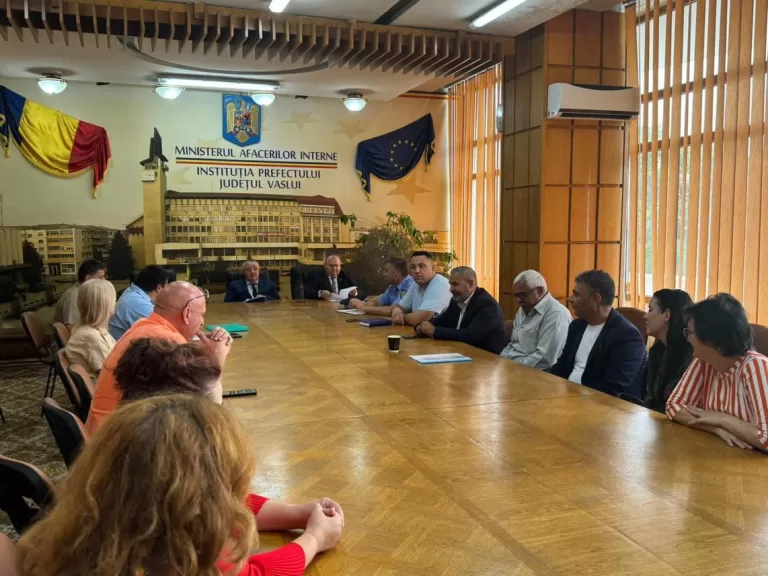 Prefectul de Vaslui, Daniel Onofrei, discuții cu comunitatea romă din județ. 108 copii romi neșcolarizați, anul trecut