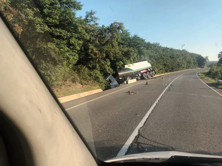 Accident pe DE 581, cisternă din R.Moldova implicată