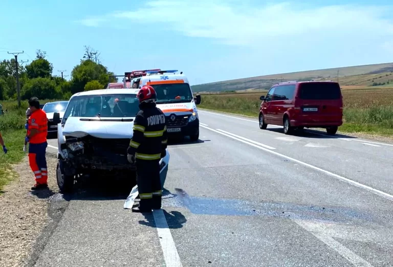 Sâmbăta neagră pe DE 581, trei autovehicule avariate grav după o manevră riscantă