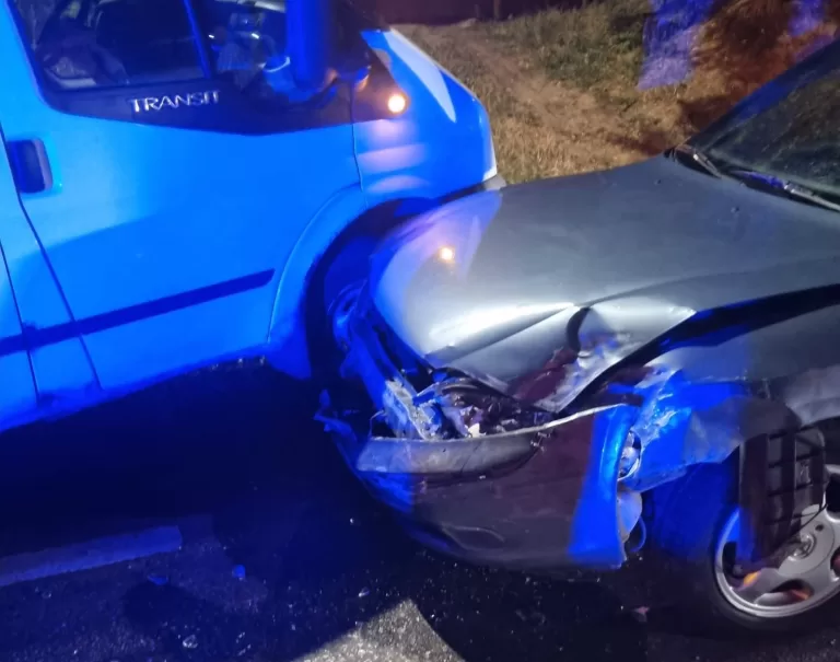 Accident pe DN Vaslui-Negrești! O autoutilitară și un autoturism s-au izbit frontal