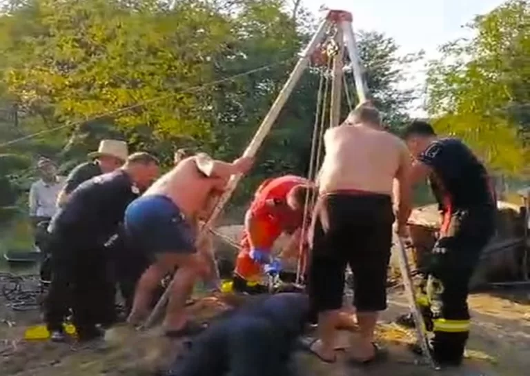 VIDEO Salvare miraculoasă dintr-o fântână adâncă de 25 de metri, bărbat de 55 de ani la un pas de moarte