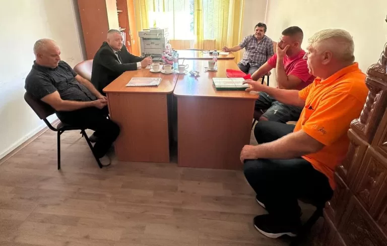 Prefectul Daniel Onofrei a mers la Gherghești. ”Sunt probleme cu apa potabilă, cu iluminatul și cu pășunile”