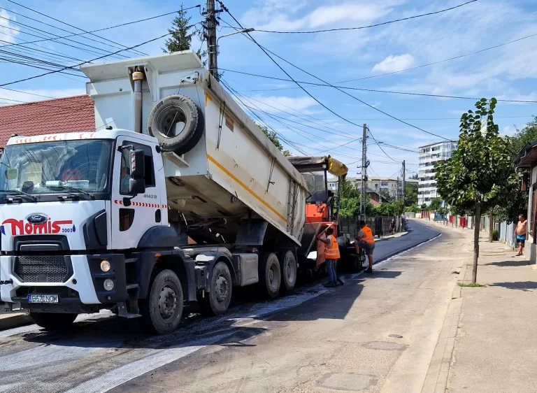Echipele de la Nomis 2003 au început asfaltarea unui pachet de zece străzi, în municipiul Bârlad. Dumitru Boroș, edil: ”Nu mai facem plombări”
