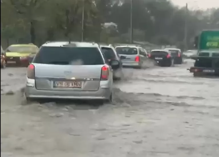 O ploaie torențială a blocat străzile municipiului Bârlad (VIDEO)