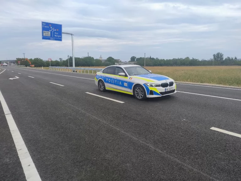 UPDATE Imagini greu de privit de la accidentul mortal de pe centura Bârladului. Ciocnire violentă între un TIR și un autoturism