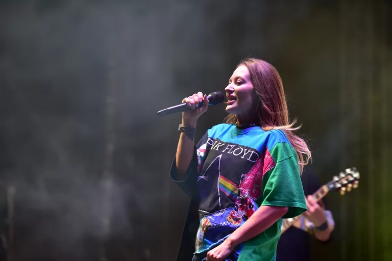 Mii de vasluieni în Centrul Civic, în a doua seară a Zilelor Culurale ale Municipiului Vaslui. Show total cu Delia și Ioana Ignat