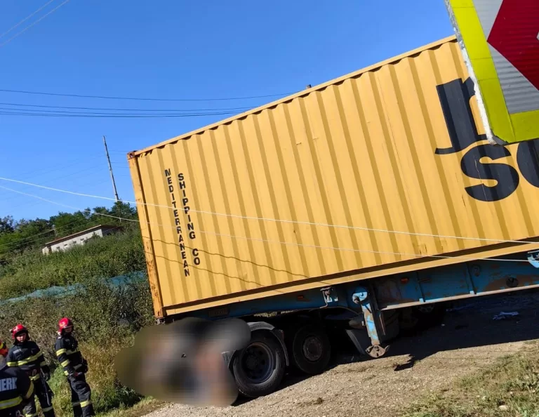 Accident GRAV cu un TIR scăpat de sub control, la Huși. Șoferul, inconștient