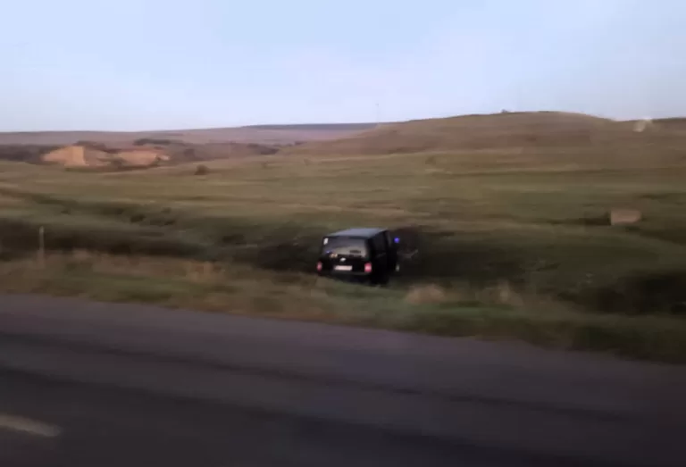 ȘTIREA DIMINEȚII Accident grav în satul Otetoaia, pe Valea Prutului. Microbuz în șanț, SMURD a intervenit