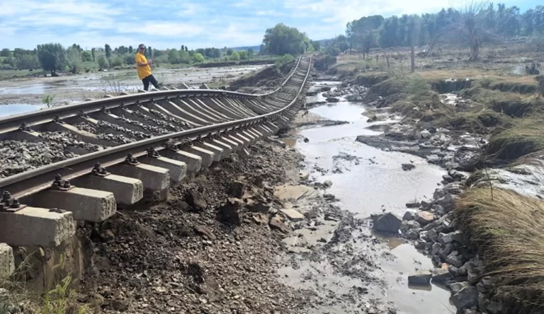 Curse suplimentare pentru elevii și navetiștii din Vinderei, calea ferată Bârlad-Galați este distrusă