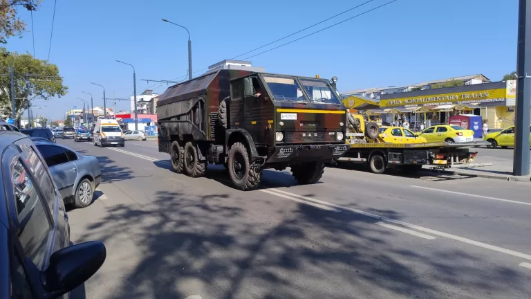VIDEO Un convoi de camioane militare, pline cu soldați, a trecut prin Vaslui!