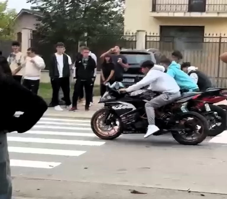 VIDEO Întrecere ilegală cu motociclete, în fața unui liceu din Bârlad. Trei tineri, la Poliție