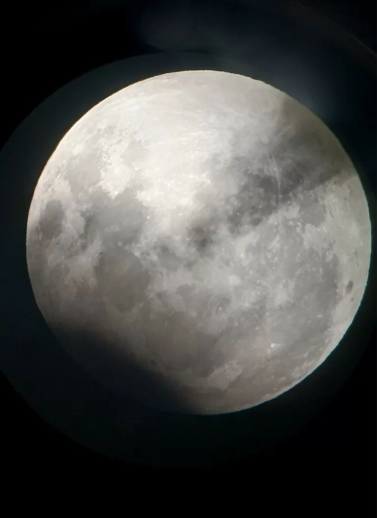 Eclipsa de lună, miercuri dimineață, surprinsă de telescoapele Observatorului Astronomic Bârlad