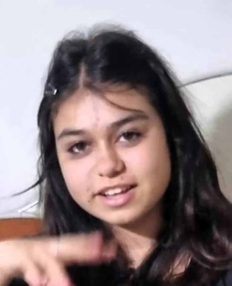 Această fetiță, de numai 14 ani, din Huși, este dată dispărută! Sunați la 112, dacă ați văzut-o!