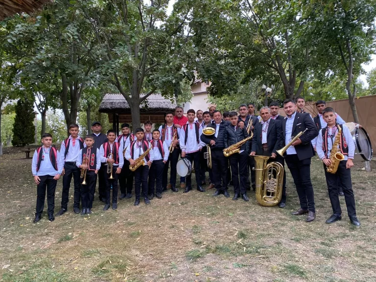 Iubiți muzica de fanfară? Duminică, 29 septembrie, la Pădureni, bucurați-vă la Festivalul Fanfarelor!