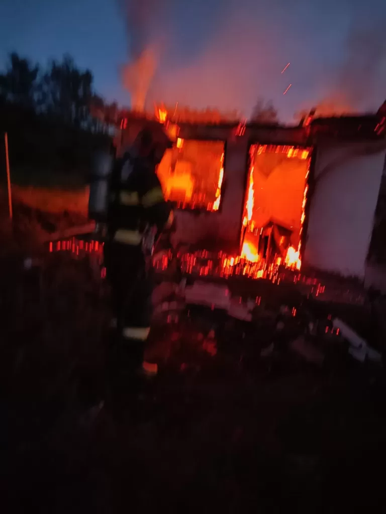VIDEO Incendiu, miercuri dimineață, la Mălăești. Pericol de explozie, de la o butelie GPL