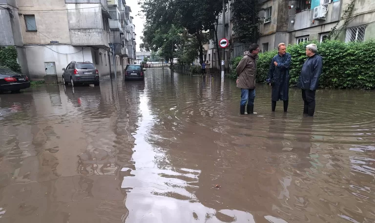 Bârladul a trecut prin cele mai grele inundații din ultimii 30 de ani. Dumitru Boroș, primar: ”Ca să supradimensionăm rețeaua, ne trebuie milioane de euro”