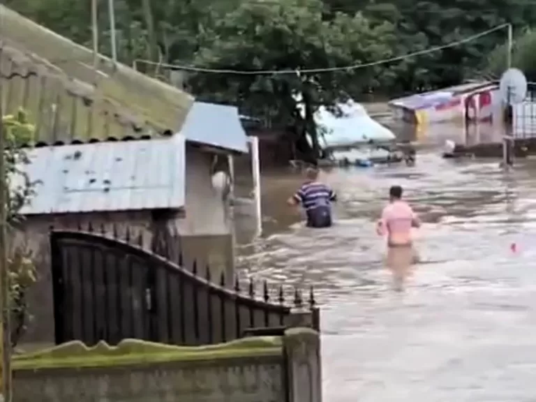 Urgie la Vinderei! 170 l/mp, în doar câteva ore! O comună distrusă de apele furioase