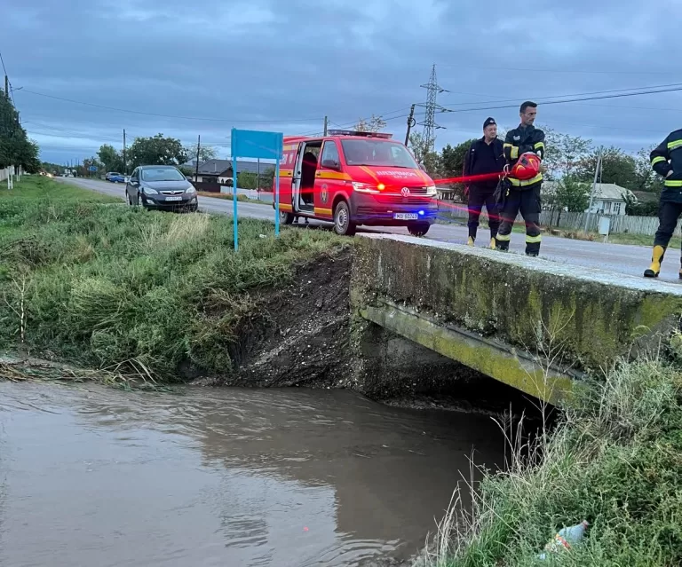 Stare de alertă la Berezeni, jandarmii și pompierii intervin în sprijinul localnicilor