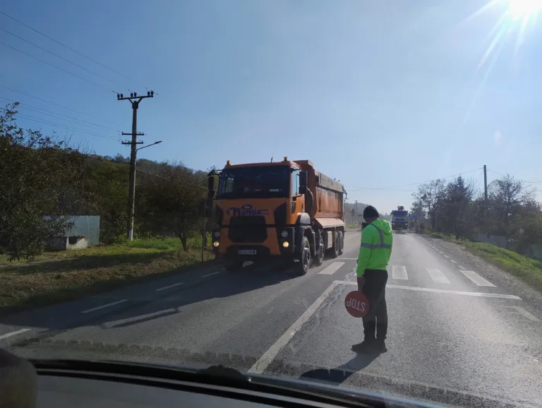 Cozi URIAȘE de mașini la Muntenii de Jos (FOTO, VIDEO)