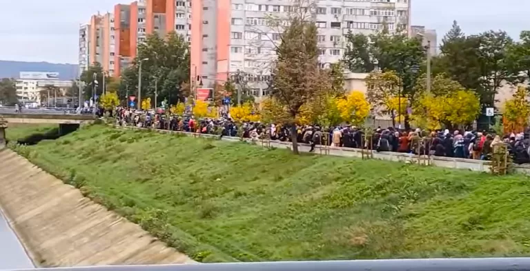 Cozi de peste 6 km, la procesiunea dedicată Sfintei Cuvioase Parascheva (VIDEO)