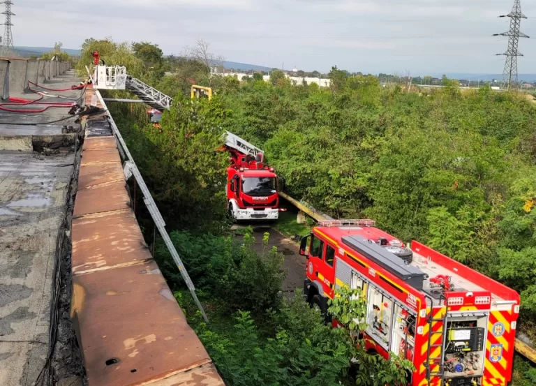 GALERIE FOTO, VIDEO Acțiune a pompierilor din Vaslui și Galați, la incendiul de la Rulmenți Bârlad