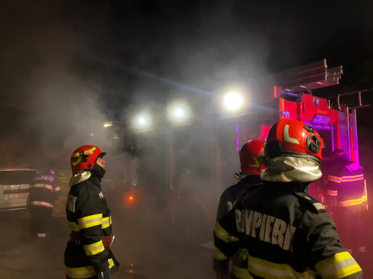 ȘTIREA NOPȚII Incendiu la garaje, în Vaslui, în spatele Finanțelor Publice