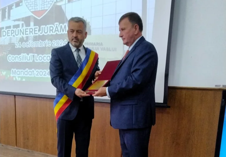 Vasile Pavăl i-a predat cheia orașului noului primar al municipiului Vaslui, Lucian Braniște